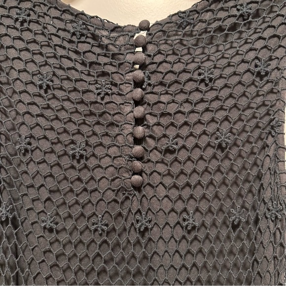 Elegant Black Sleeveless Dress - Picture 3 of 5